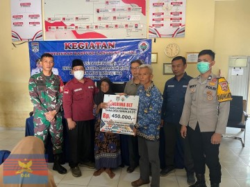Babinsa Koramil 406-03/Rupit Dampingi Pembagian BLT Tiga Bulan kepada Warga Desa Lawang Agung