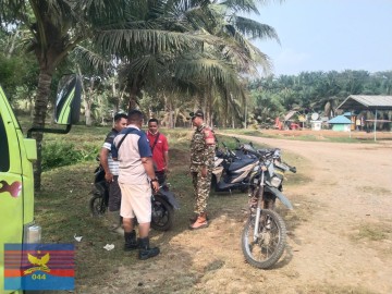 Babinsa Koramil 406-02/Rawas Ilir Ajak Warga Bersama Cegah Kebakaran Lahan dan Peduli Kebersihan Lingkungan