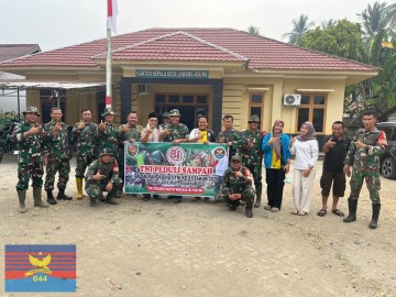 SAMBUT HUT TNI KE-81, BABINSA KORAMIL 406-03/RUPIT GELAR KARYA BAKTI BERSIHKAN BANTARAN SUNGAI RUPIT