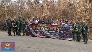 TIM SOSIALISASI KARHUTLA MABES TNI GELAR PENYULUHAN DAN TINJAU TITIK HOTSPOT DI LUBUK LINGGAU