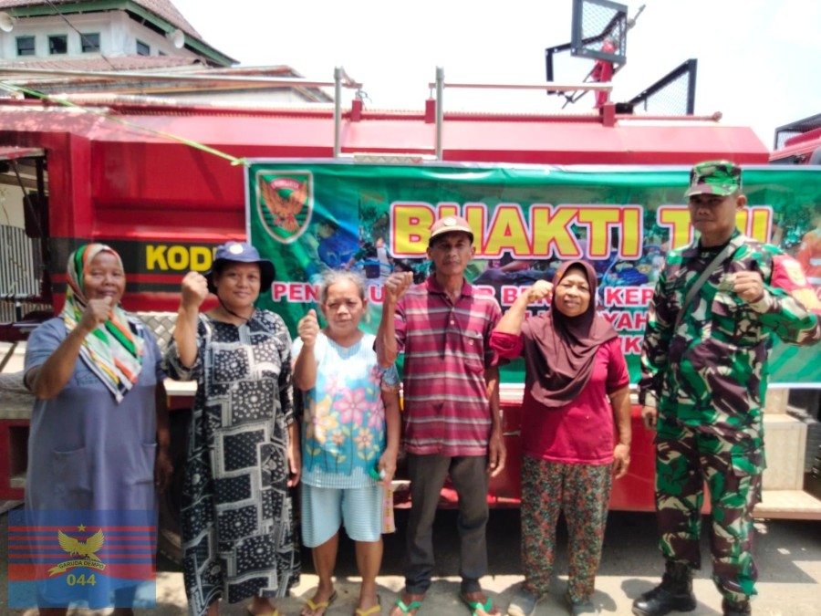Peduli Kebutuhan Warga, Kodim 0406/Lubuklinggau Distribusikan Air Bersih ke Desa Karya Sakti