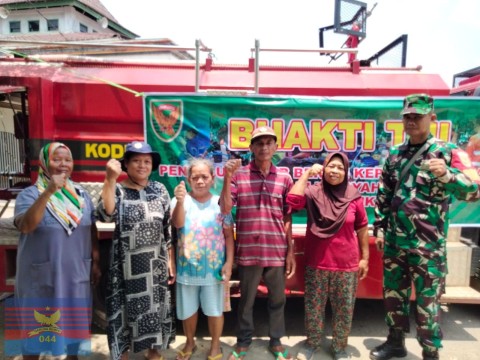 Peduli Kebutuhan Warga, Kodim 0406/Lubuklinggau Distribusikan Air Bersih ke Desa Karya Sakti