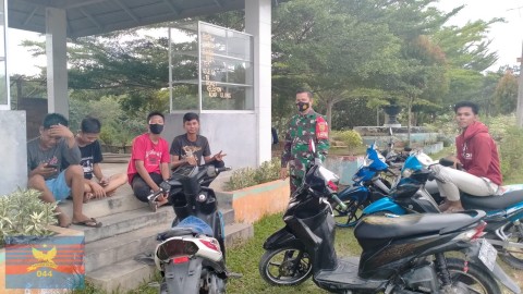 Babinsa Koramil 406-03/Rupit Laksanakan Komsos Bahas Keamanan dan Ketertiban di Desa Sukaraja