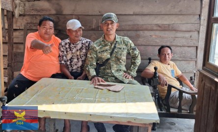 Babinsa Koramil 406-02/Rawas Ilir Ajak Masyarakat Kelurahan Karang Dapo Jaga Silaturahmi dan Kerukunan
