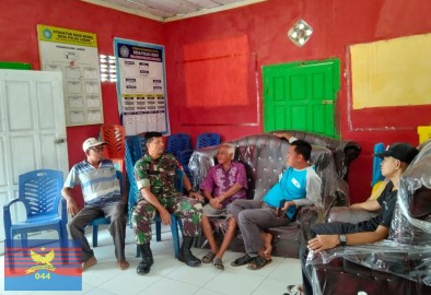 Babinsa Koramil 406-01/Rawas Ulu Ajak Masyarakat Jaga Kebersihan Lingkungan di Desa Lubuk Kemang