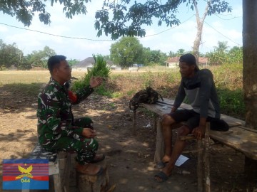 Babinsa Koramil 406-02/Rawas Ilir Jalin Komsos Bersama Warga, Ajak Tingkatkan Keamanan dan Ketertiban Lingkungan
