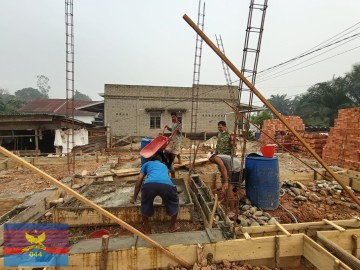 Babinsa Koramil 406-02/Rawas Ilir Gotong Royong Bersama Warga Bangun Rumah, Ingatkan Pentingnya Keselamatan Kerja