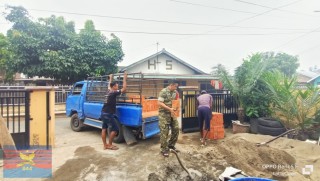 Babinsa Koramil 406-03/Rupit Ajak Warga Tingkatkan Semangat Gotong Royong dan Kepedulian Sosial di Desa Maur Baru