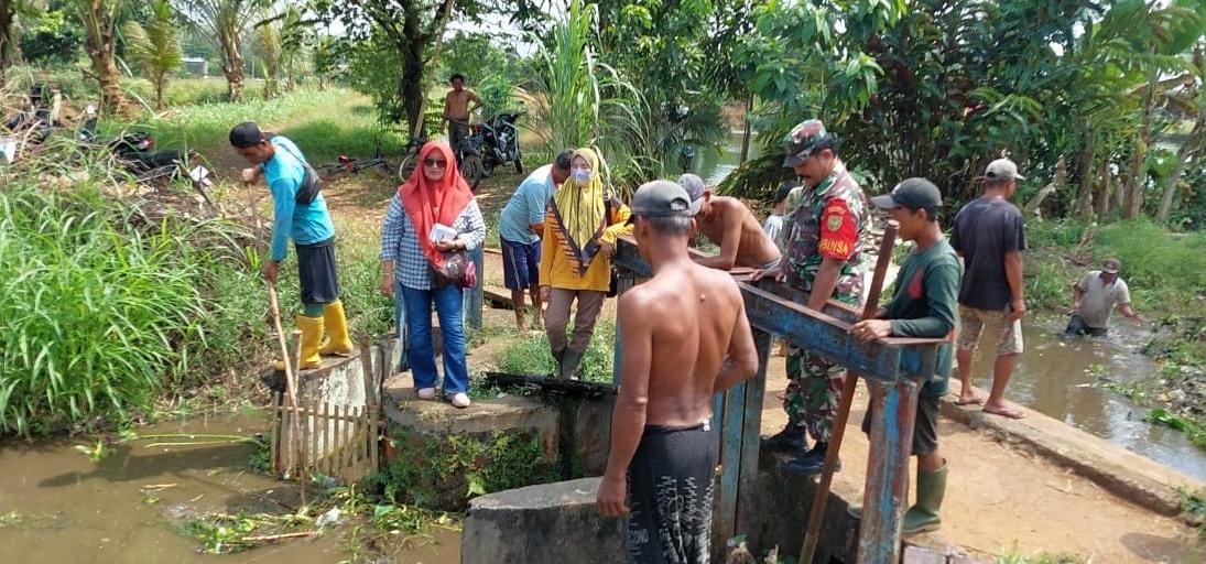 Gotong Royong Warga Desa