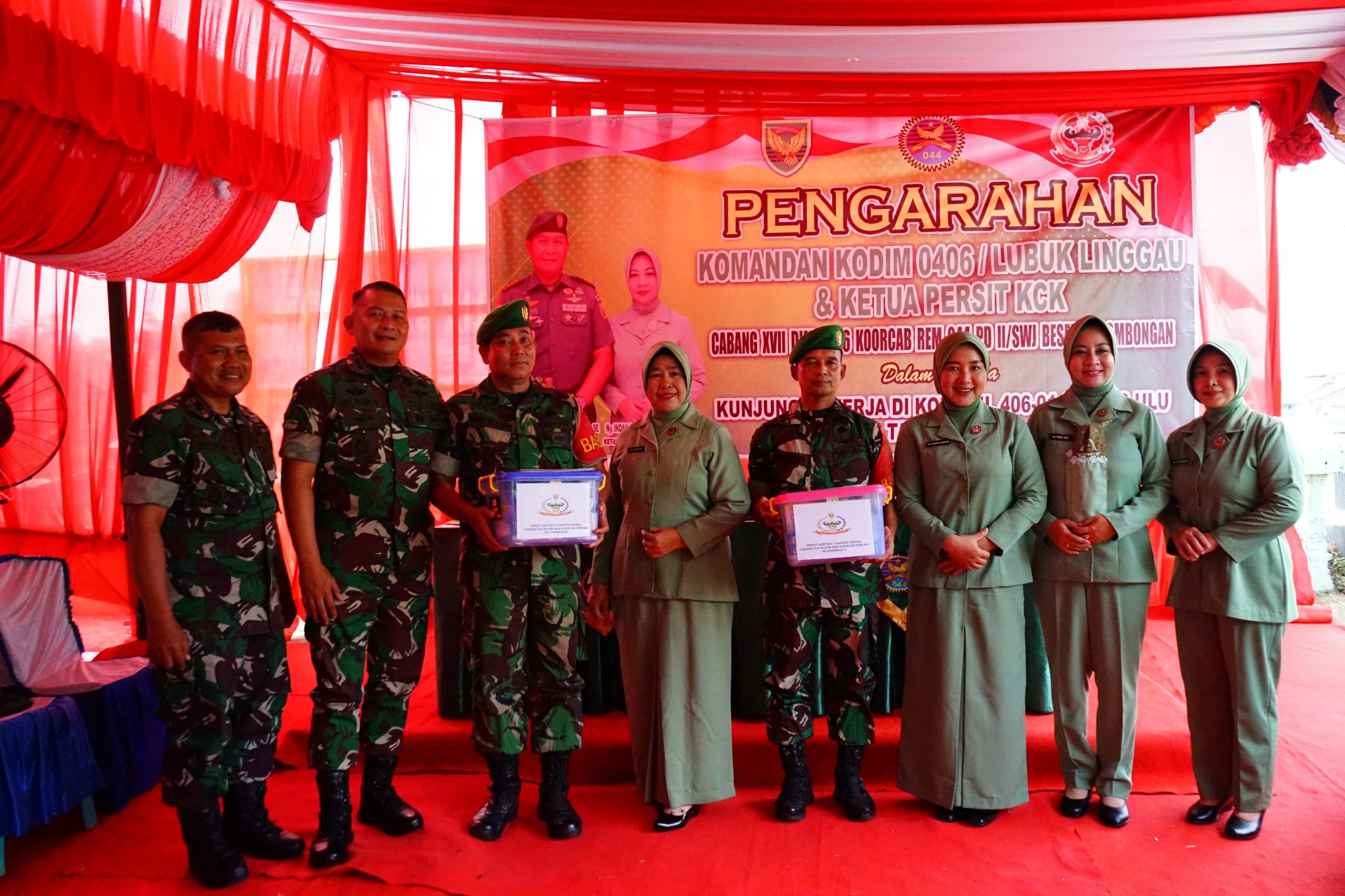 Bir yigit ishga qabul qilinganda yosh xojayin bilan jinsiy aloqada boladi. Rus xizmatchi porno