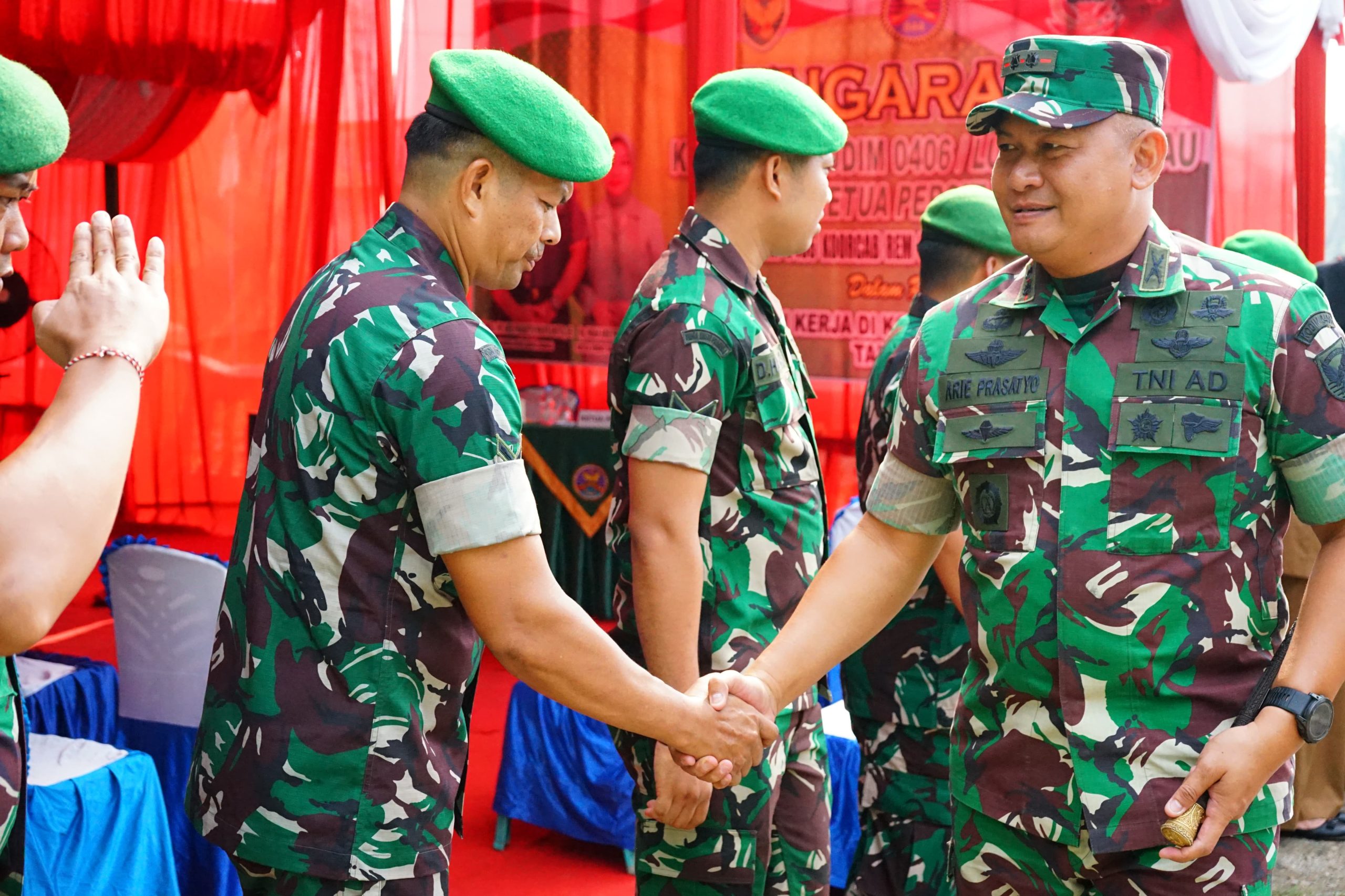 Tabiiy yalangoch ayollar fotosuratlari