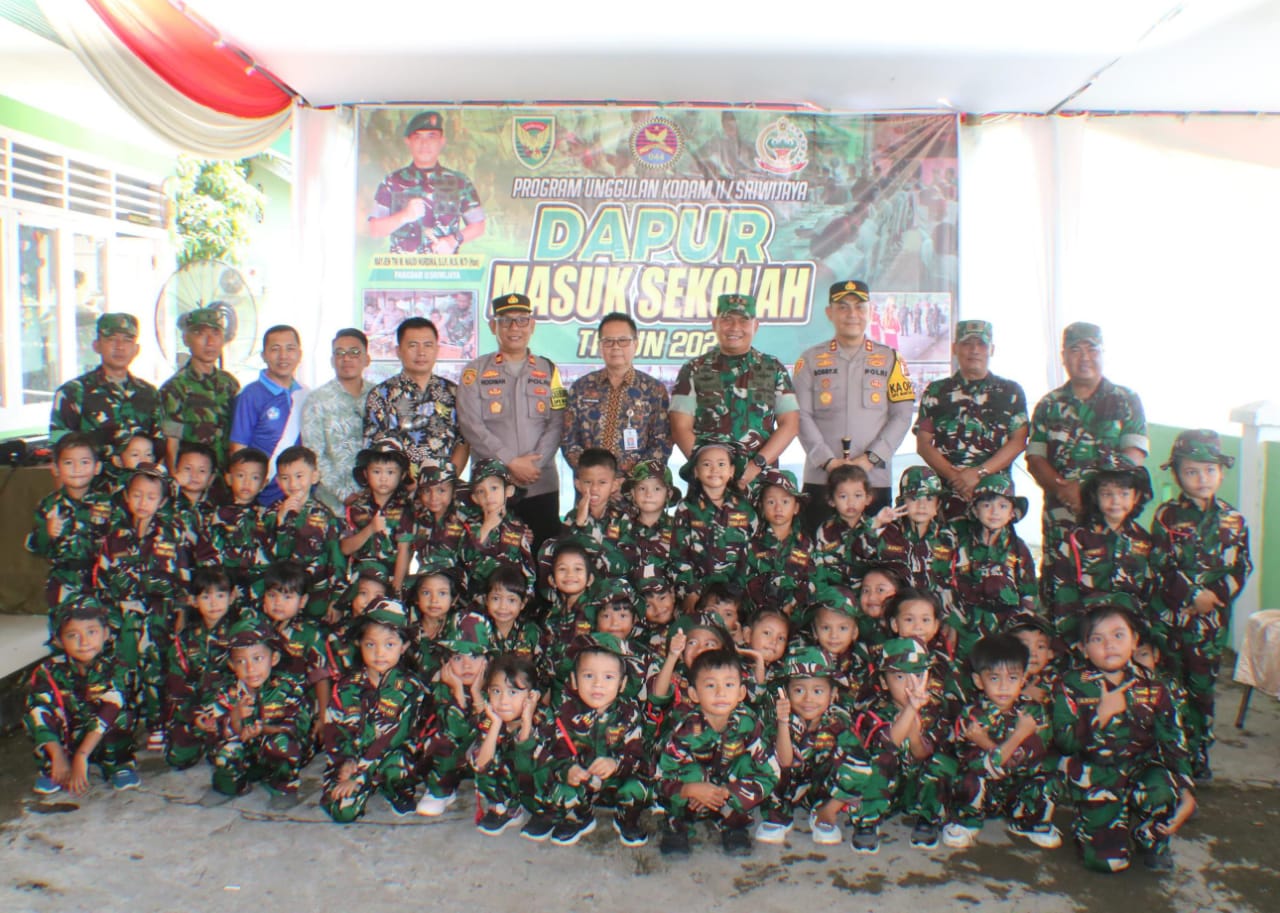 Ilon bilan jinsiy aloqa onlayn Sara Jey baxtli egri eshagini oldimda qimirlatib, uni yoqdi.