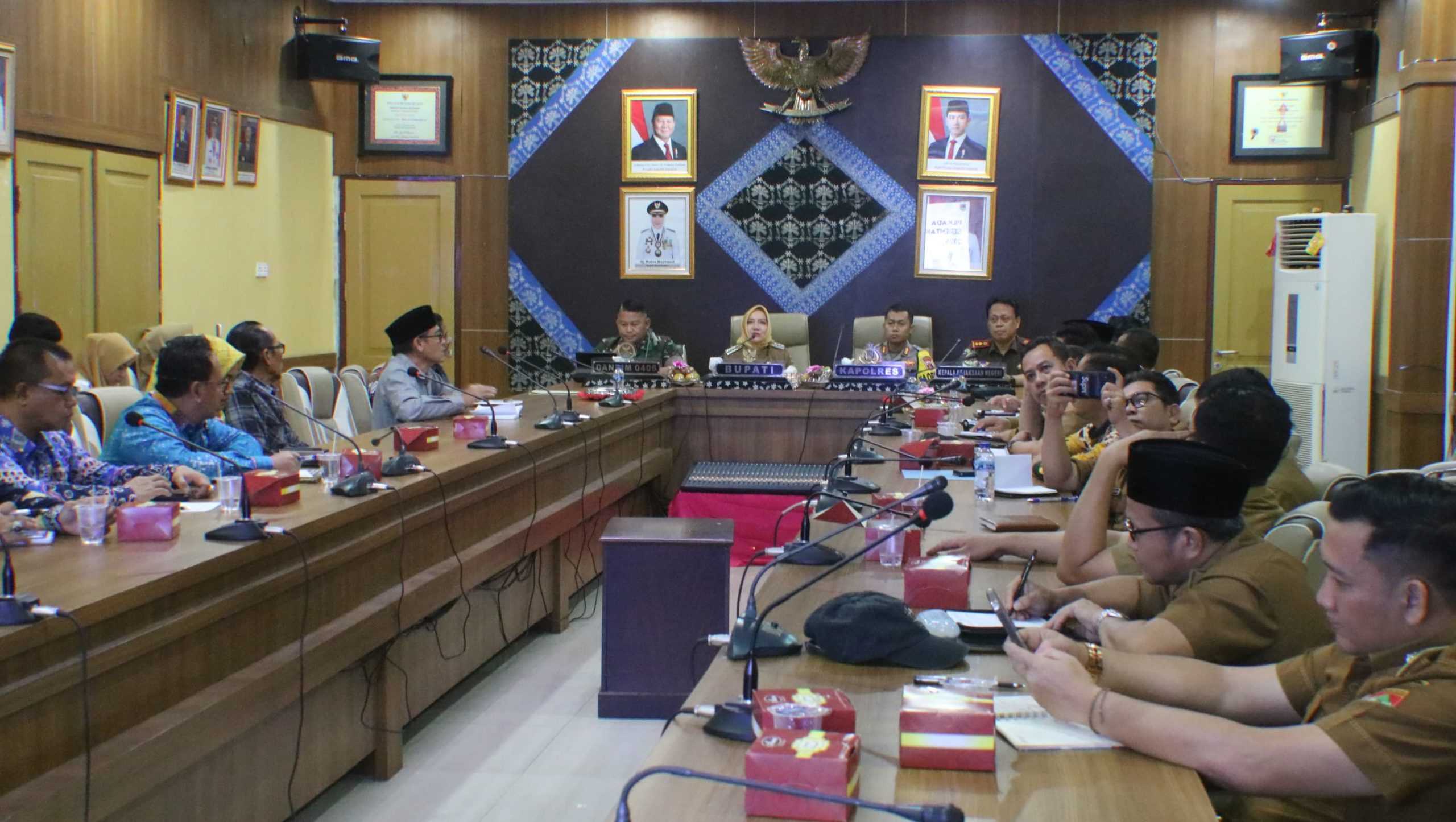 U etagining ostidan külotsiz shahar boylab yuradi.