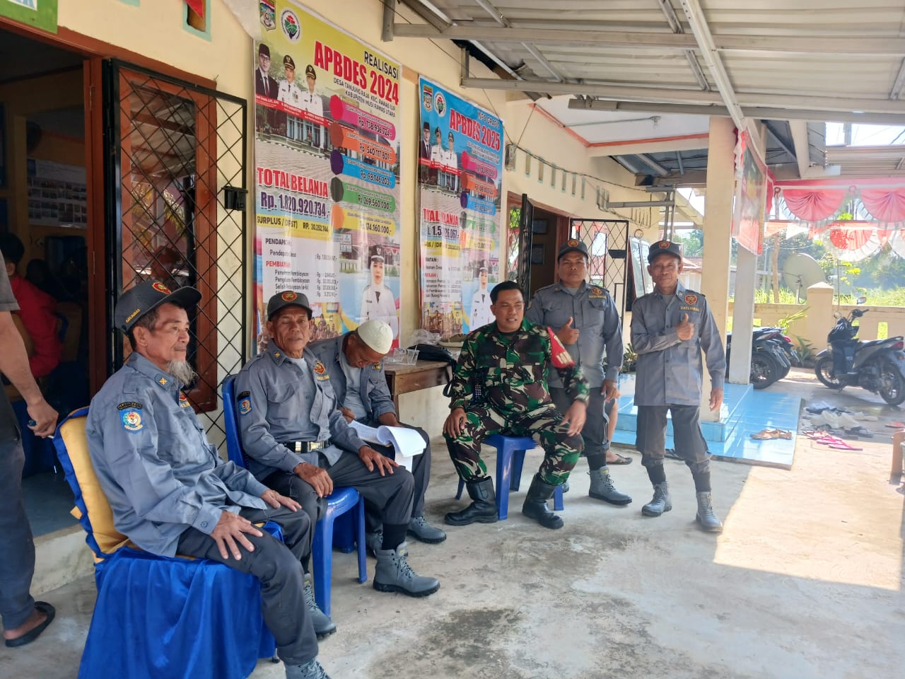 Rus uy qurilishi porno partiyalarini tomosha qiling Ofisda kokraklar bor.